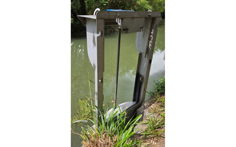 La solution durable pour vos déversoirs d’étang : vanne guillotine en applique